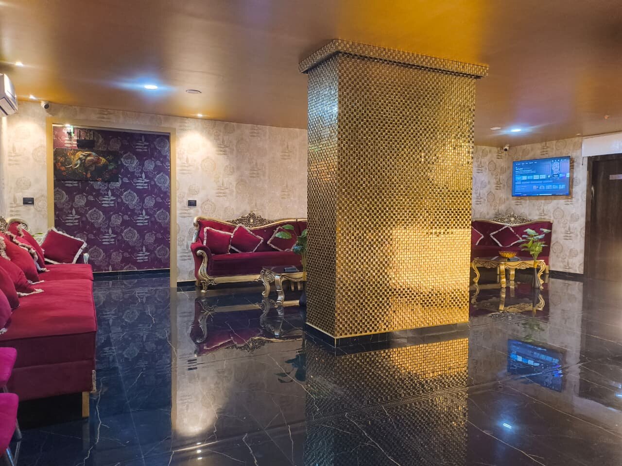 Lobby lounge