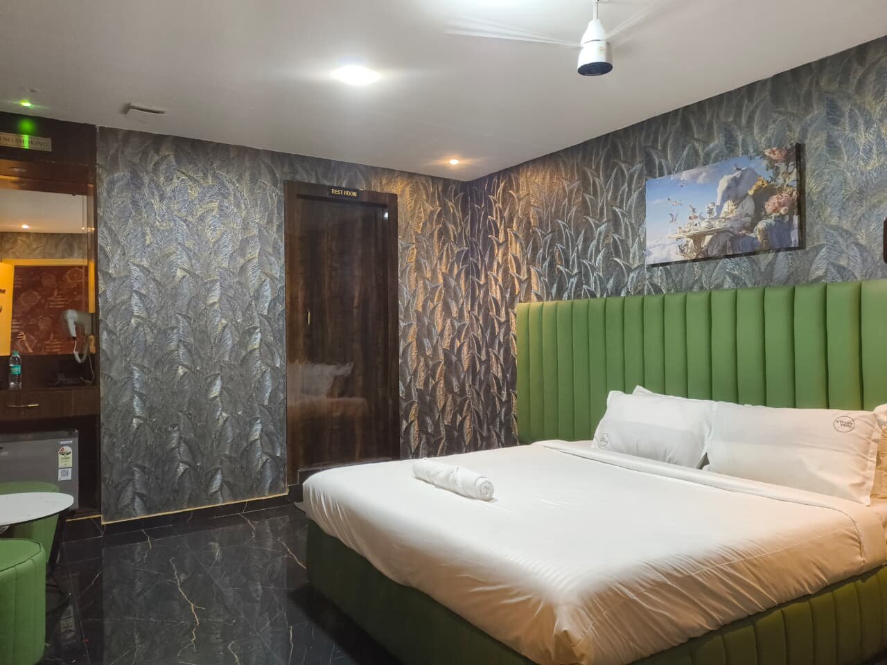Deluxe king room